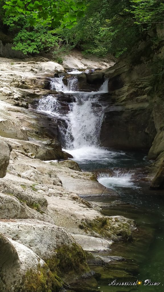 Cascada de los Cubos. Una opción fácil de realizar si vas con niños y quieres realizar rutas por la Selva de Irati con Mapa.