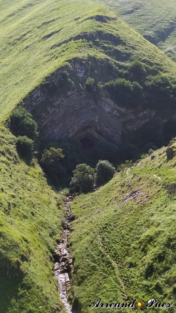 Cueva de Arpea. Es una de las rutas por la Selva de Irati que transcurre por Francia.