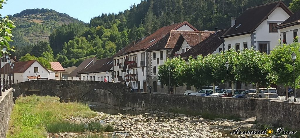 Ochagavía. Pueblo pintoresco para descansar después de disfrutar de las rutas por la Selva de Irati con Mapa. 