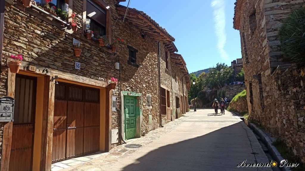 La Hiruela: Ruta de molino a molino. Pueblo con típicas casas de piedra.