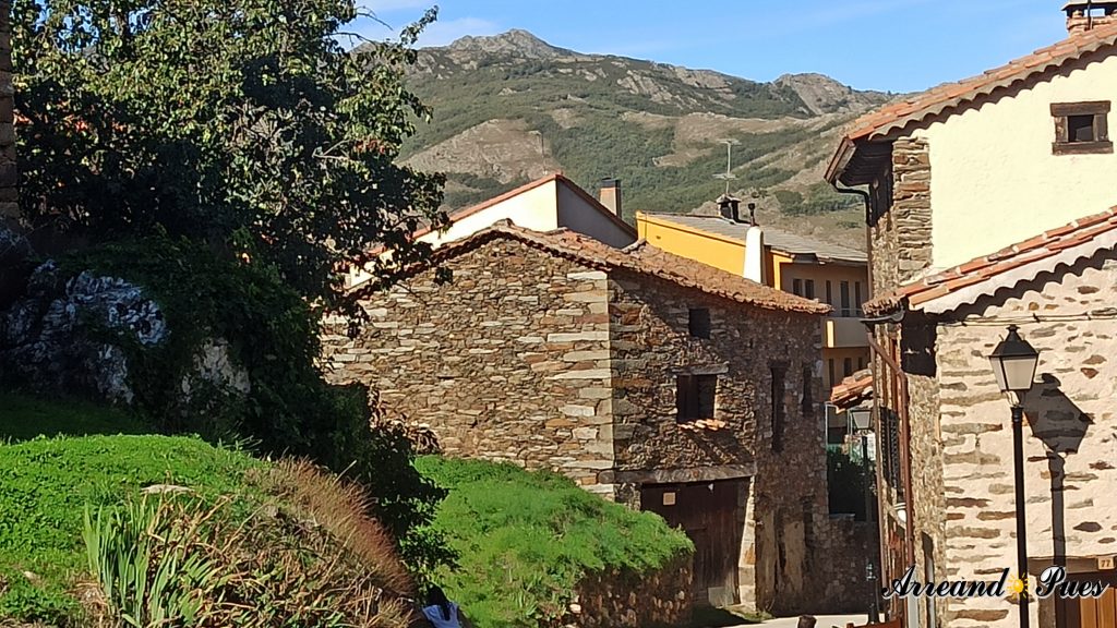 La Hiruela: Ruta de molino a molino. El pueblo es muy bonito callejea antes de la ruta de senderismo.