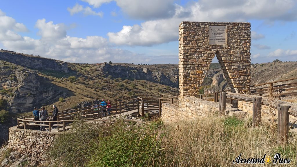 Pelegrina: Ruta por la Hoz de Pelegrina. Barranco del río Dulce. Mirador en homenaje a Félix Rodríguez de la Fuente.