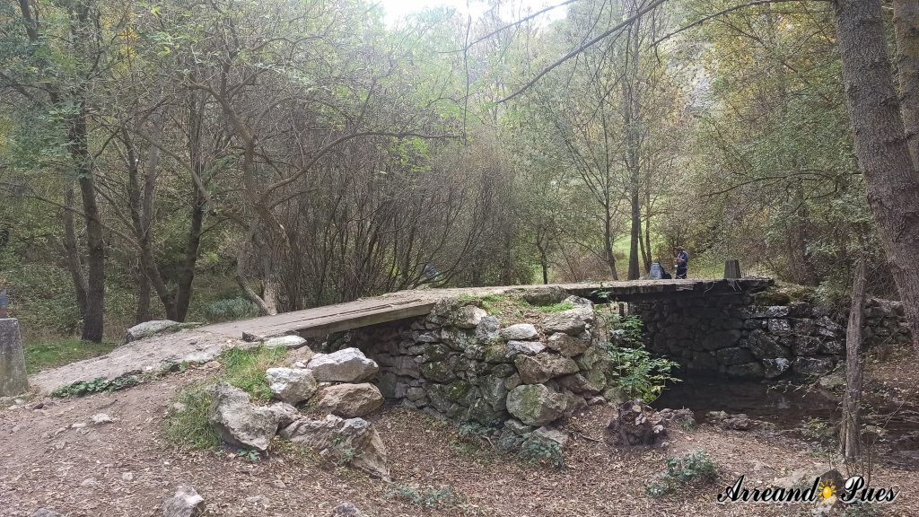 Ruta por la Hoz de Pelegrina. Puente de madera sobre el río Dulce.