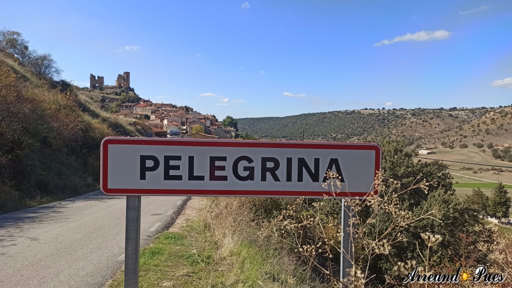 Pelegrina: Ruta por la Hoz de Pelegrina. Barranco del río Dulce. Cartel indicativo de entrada al pueblo de pelegrina.
