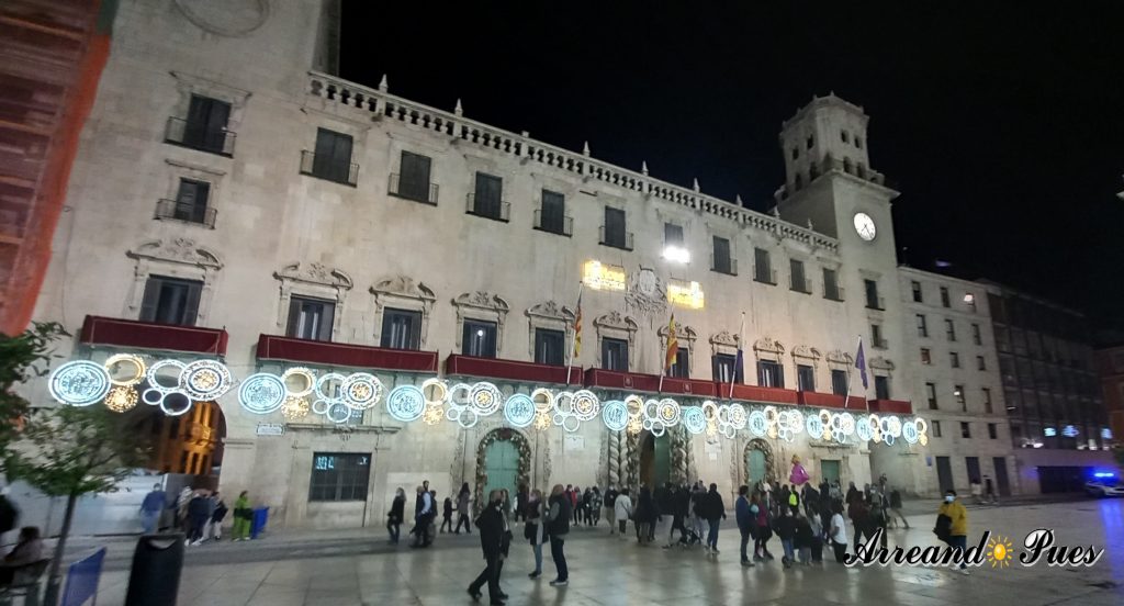 Navidad Alicante 2021-2022 con niños. Hay muchas actividades alrededor del Ayuntamiento.