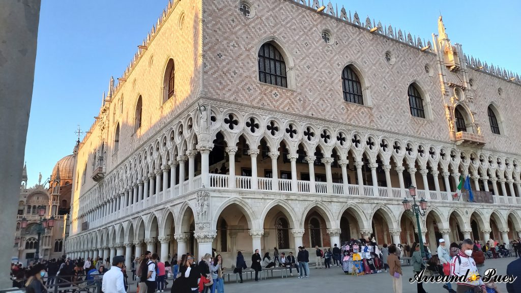 Recorrer Venecia en un día. Palacio Ducal es de estilo gótico. Arreando Pues.