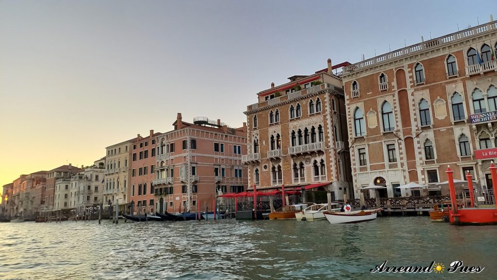 Gran Canal Venecia. Es el mayor canal con más de 4 km de longitud recorre Venecia dibujando una S invertida. 