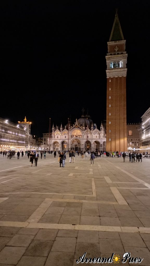 Recorrer Venecia en un día. La Plaza San Marcos es el alma de Venecia siempre llena de turistas. 