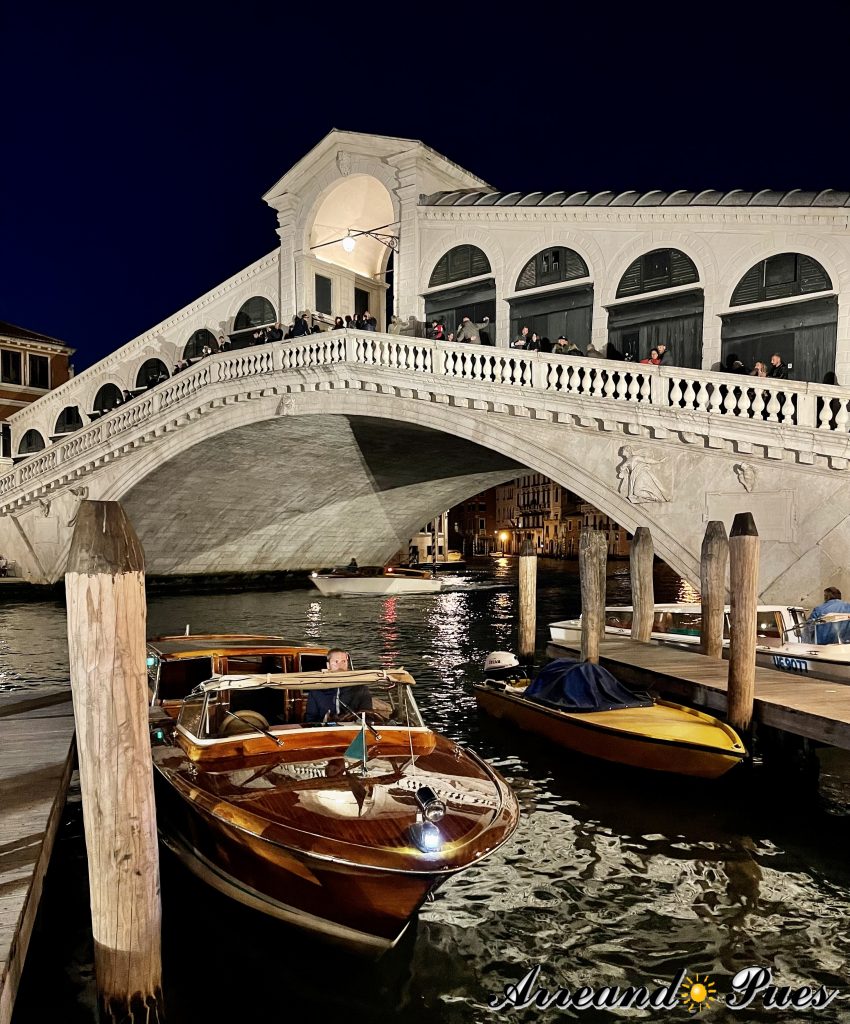Recorrer Venecia en un día. El Puente Rialto es el más antiguo y más famoso de la ciudad.