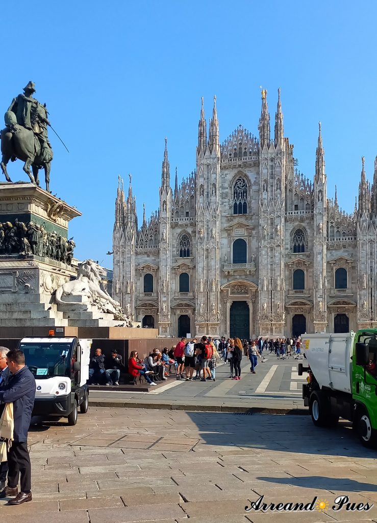 Recorrer Milán en un día: Guía Completa. La Plaza del Duomo esta siempre llena de turistas y foráneos.