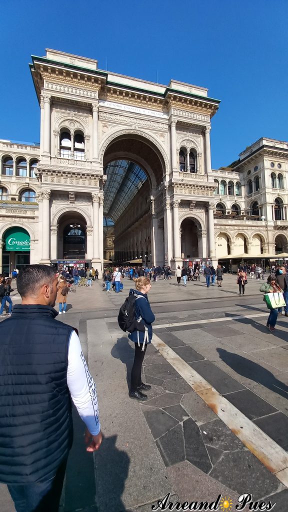 Recorrer Milán en un día: Guía Completa. Galería Vittorio Emanuelle II las grandes marcas de moda mundial se encuentran aquí.