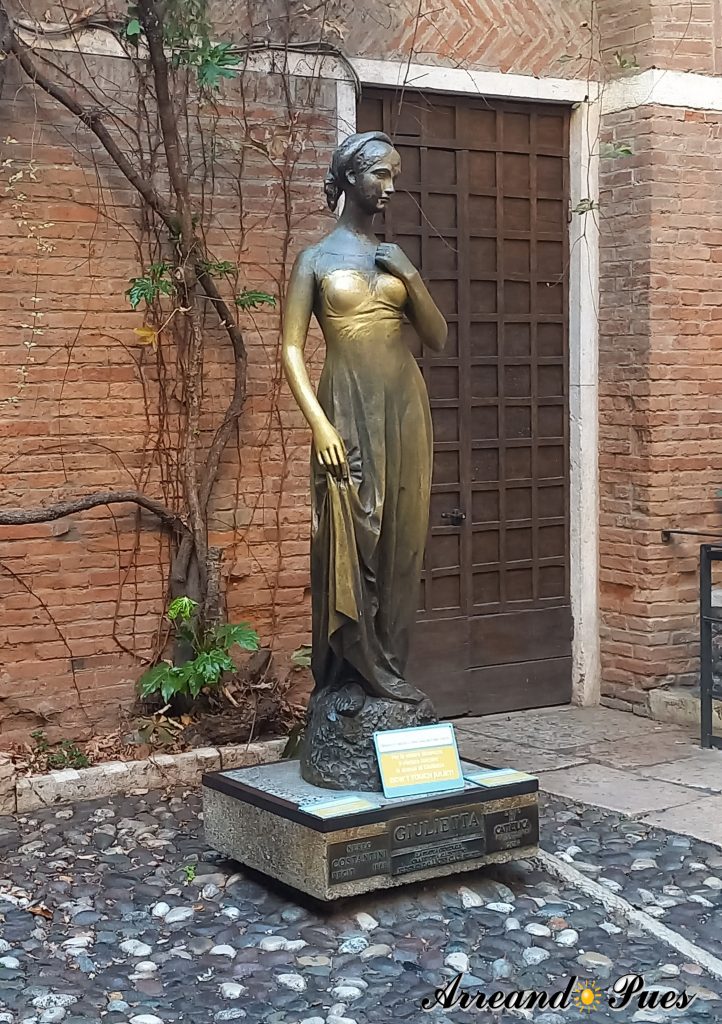 Recorrer Verona en un día: Lugares Imprescindibles. La estatua de Julieta tiene una tradición que dicen que da suerte..