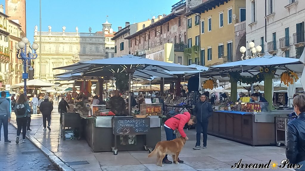 Recorrer Verona en un día: Lugares Imprescindibles. Piazza Delle Erbe Verona, los fines de semana hay mercadillo.