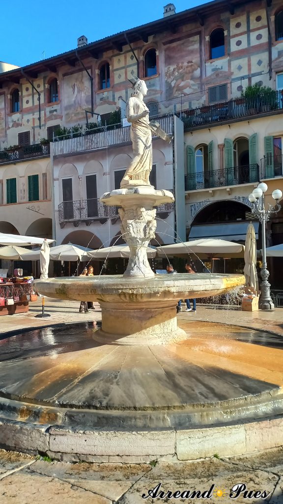 Fontana Di Madonna Verona, es del siglo XIV.