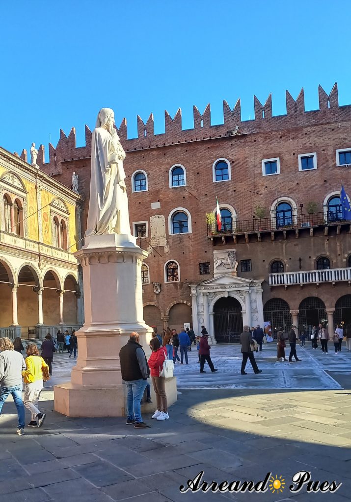 Piazza dei Signori. Estatua de Dante, debido a que que vivió en Verona muchos años. 