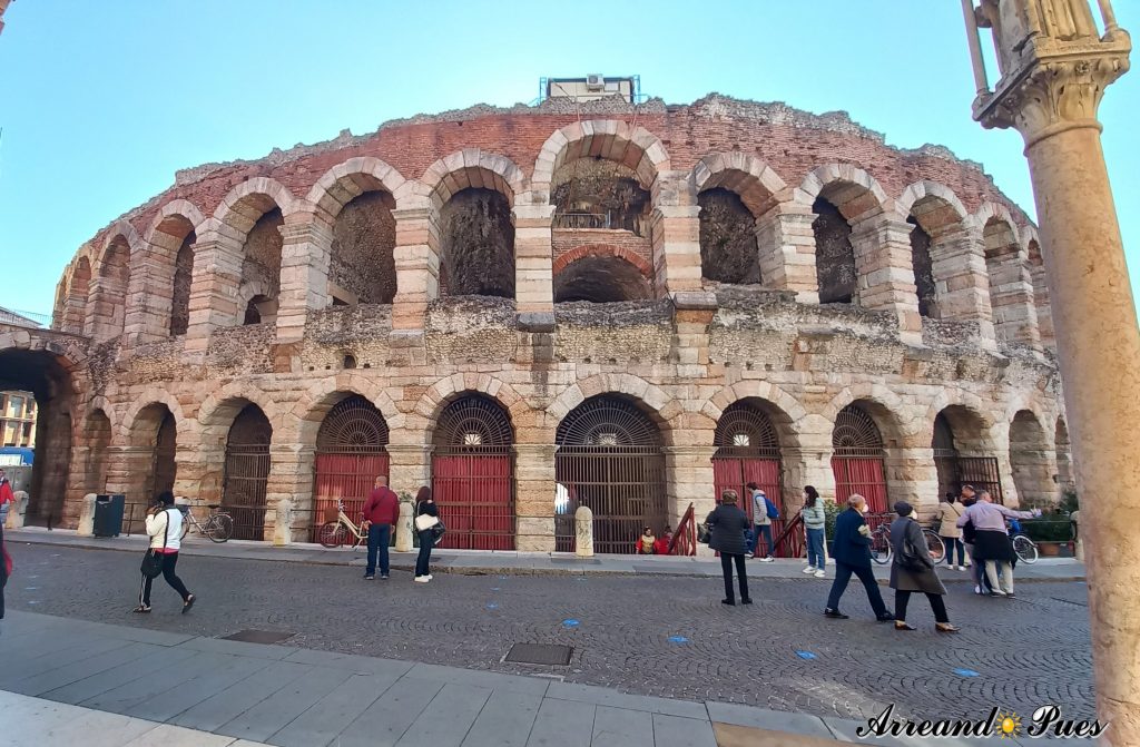 Recorrer Verona en un día: Lugares Imprescindibles. Arena de Verona, anfiteatro romano del siglo I muy bien conservado y se usa para eventos.