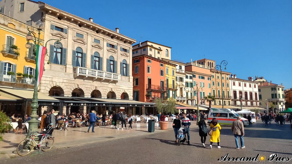 Recorrer Verona en un día: Lugares Imprescindibles. Piazza Bra, punto de encuentro y siempre muy animada.