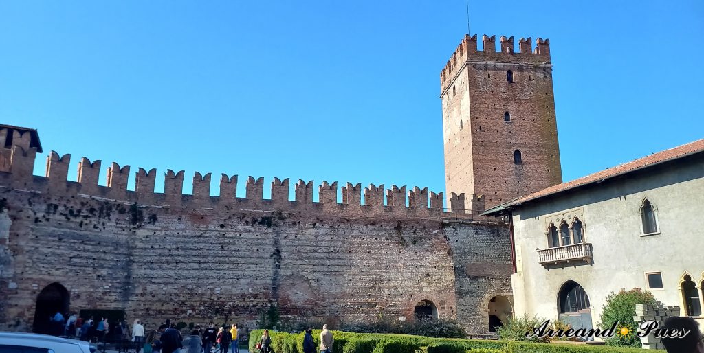 Castelvecchio: Castillo medieval construido por la familia Scaligeri en el siglo XIV. 