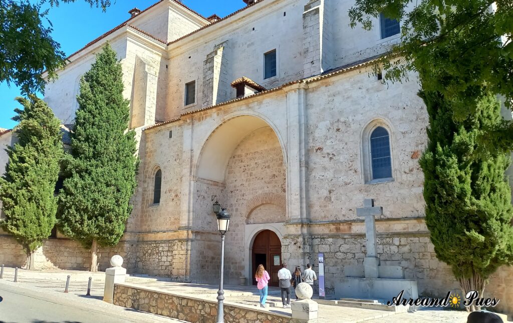 Arreando Pues que ver en Chinchón la Iglesia Ntra Sra de la Asunción destaca porque tiene una obra de Goya de la Asunción de la Virgen.