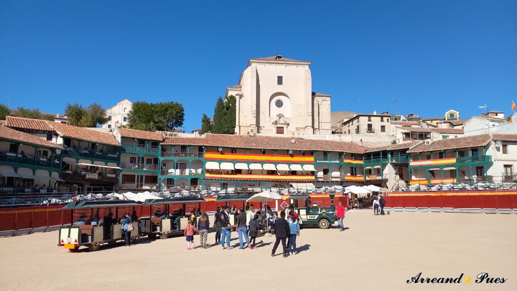Que ver en Chinchón: Pueblos de Madrid. la Plaza Mayor se construyó entre los siglos XV y XVII.