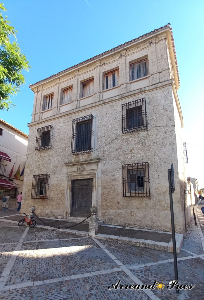 Qué ver en Chinchón: Pueblos de Madrid. Torre de La Cadena es un edificio barroco. Arreando Pues
