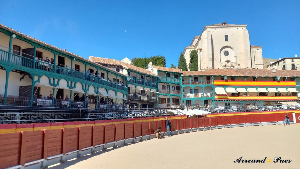 Qué ver en Chinchón: Pueblos de Madrid Recorre la Plaza Mayor con Arreando Pues