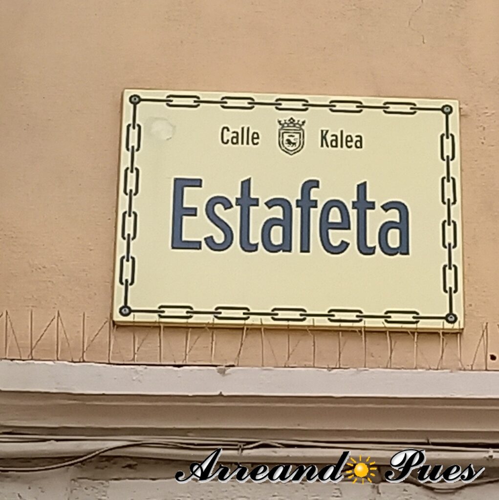 Qué ver en Pamplona en un día con Mapa. La calle Estafeta es una de las mas conocidas y populares.