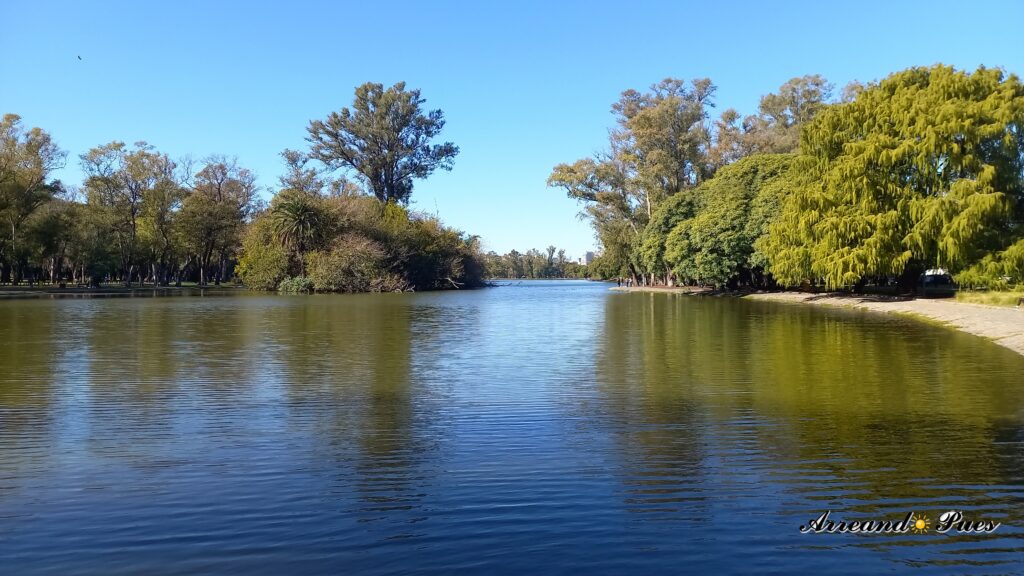Bosques de Palermo. Bosques, lagos, rosedales, paseos, plazas componen este espacio verde de 370 hectáreas en el barrio de Palermo. Arreando Pues.
