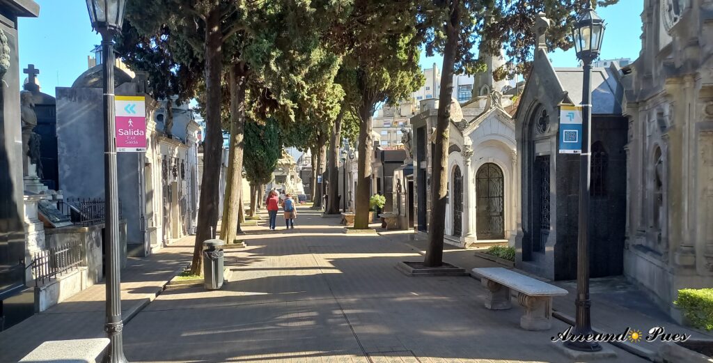 Qué ver en Buenos Aires: los Mejores Lugares con Mapa. El Cementerio de la Recoleta es muy famoso por la majestuosidad de sus mausoleos.