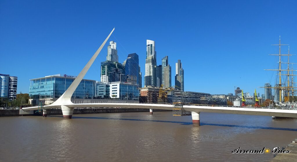 Puente de La Mujer de Santiago Calatrava en Puerto Madero. Arreando Pues.