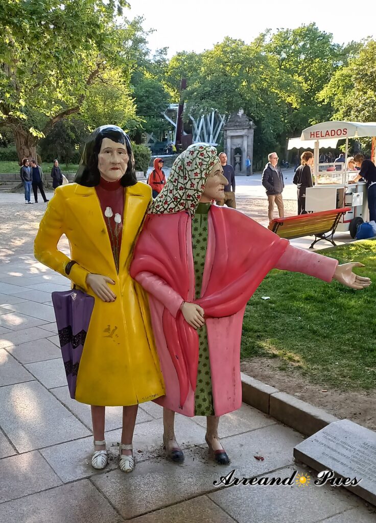  Escultura de las Dos Marías. Parque de Alameda. Santiago de Compostela.