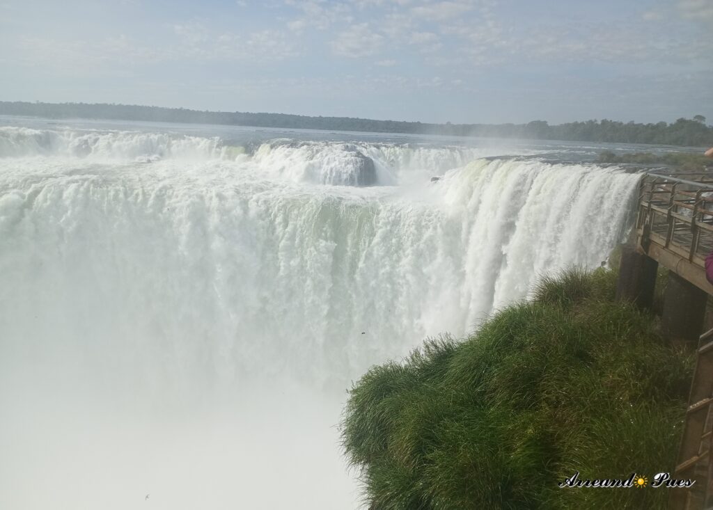 Panorámica a pocos metros de la Garganta del Diablo. Imprescindible en qué ver en Cataratas del Iguazú: Guía y Consejos.