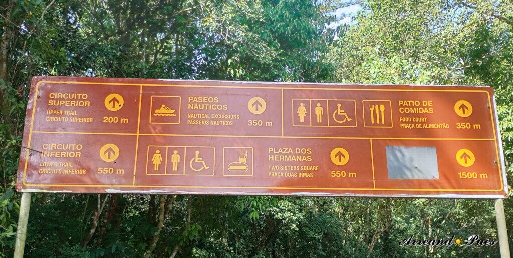 Carteles indicativos en el recorrido de Cataratas del Iguazú