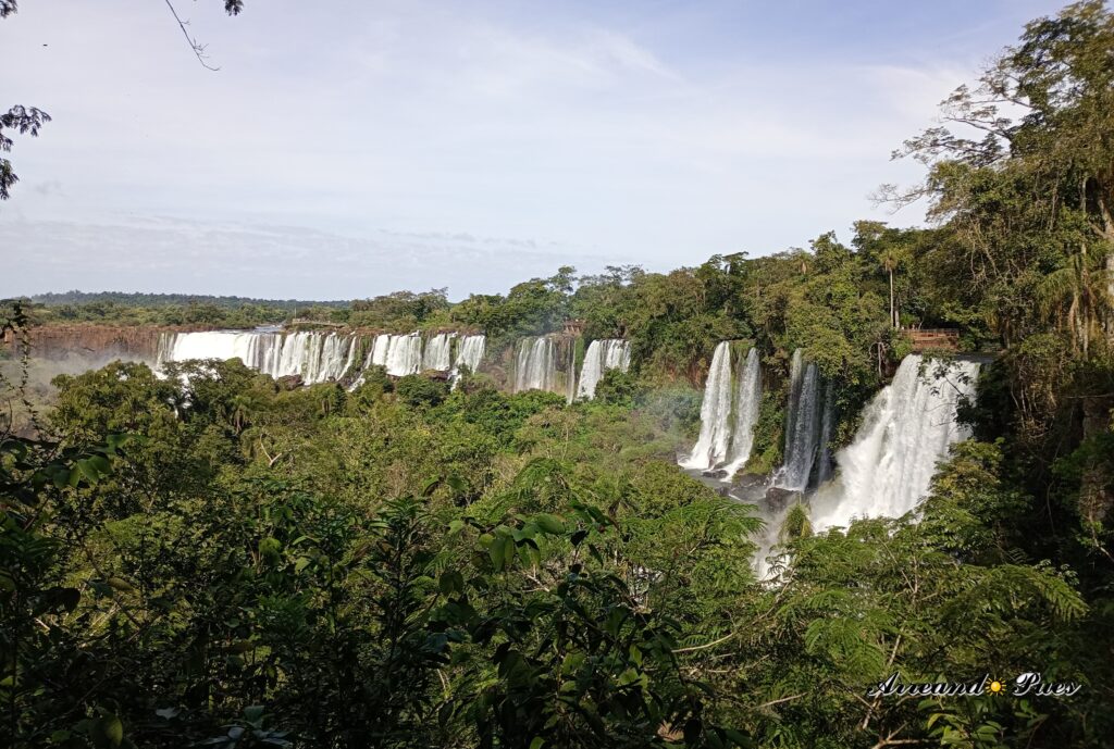 Qué ver en Cataratas del Iguazú: Guía y Consejos. Panorámica del circuito superior de Cataratas del Iguazú lado argentino.