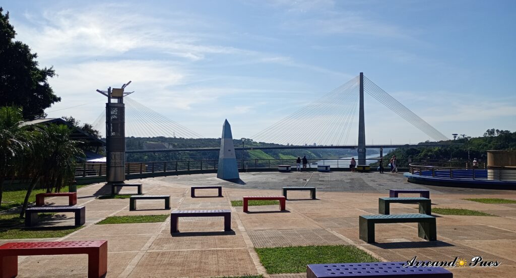 Panorámica desde Puerto Iguazú de las 3 fronteras. Hito de las Tres Fronteras.