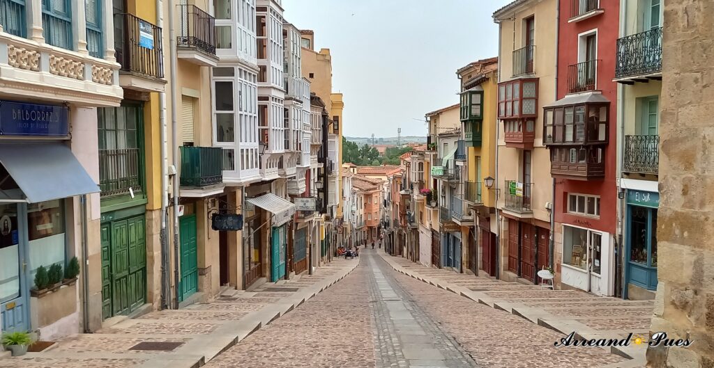 Calle muy pintoresca y empinada que desemboca en la Plaza Mayor de Zamora.