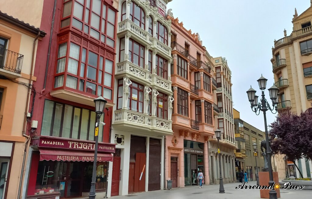 En la Plaza de Sagasta destacan una serie de edificios modernistas. 