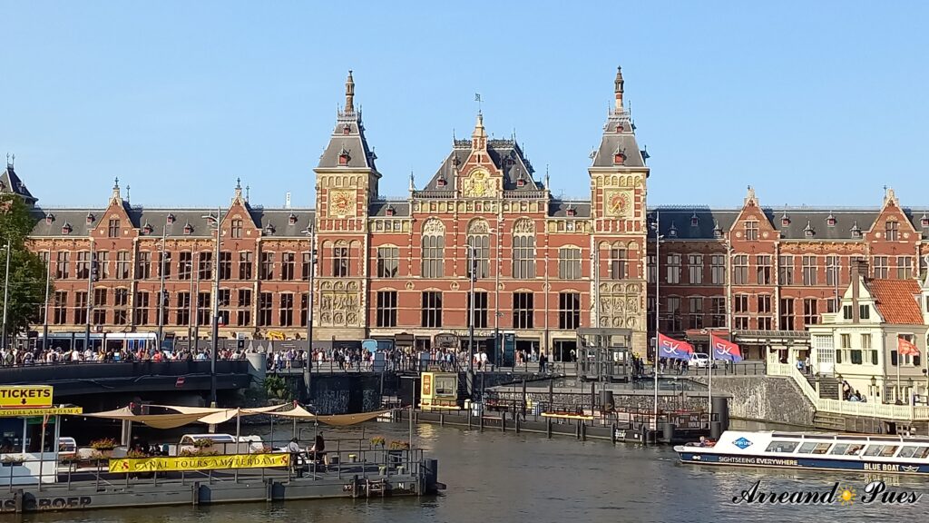 La Estación Central de Ámsterdam es el punto de partida para ver Ámsterdam en un día: La Mejor Ruta con Arreando Pues