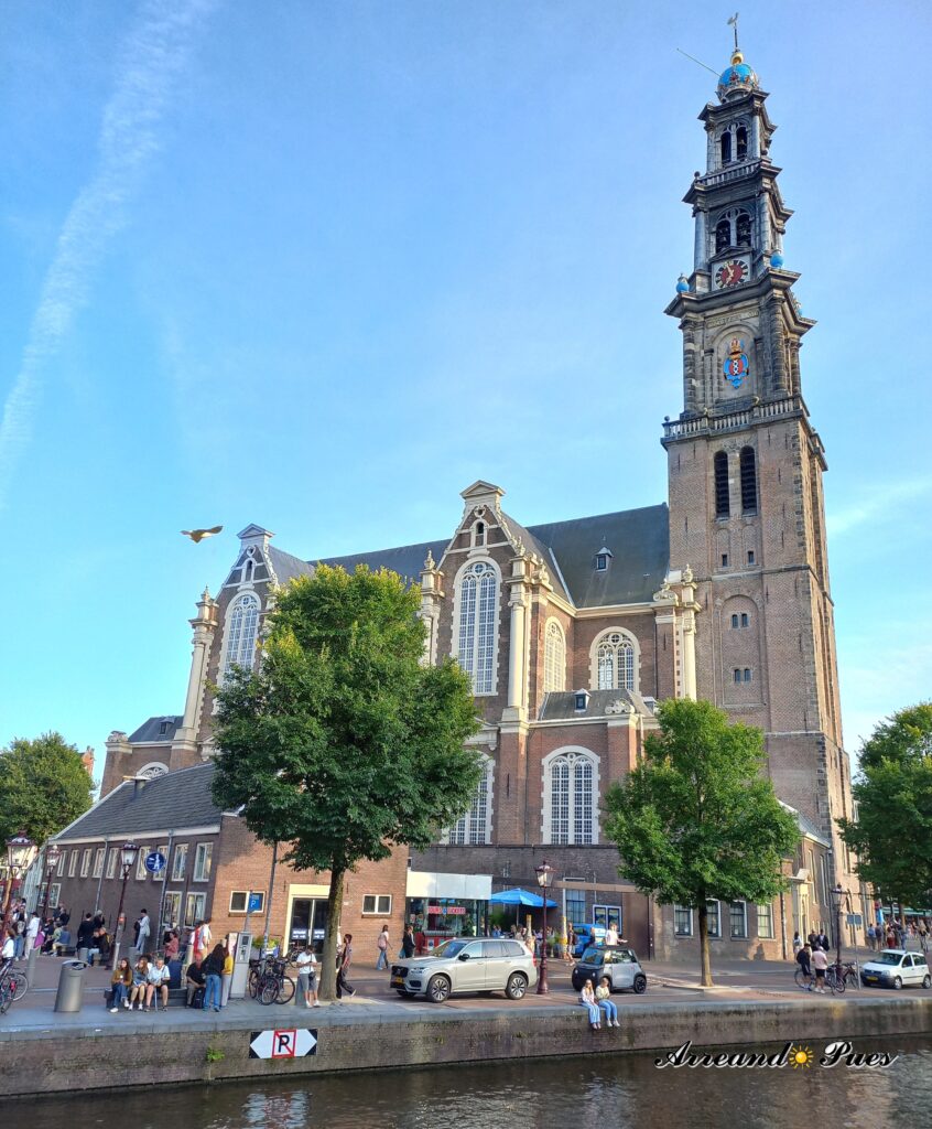 Iglesia Westerkerk, se puede subir al campanario y ver la tumba de Rembrandt.