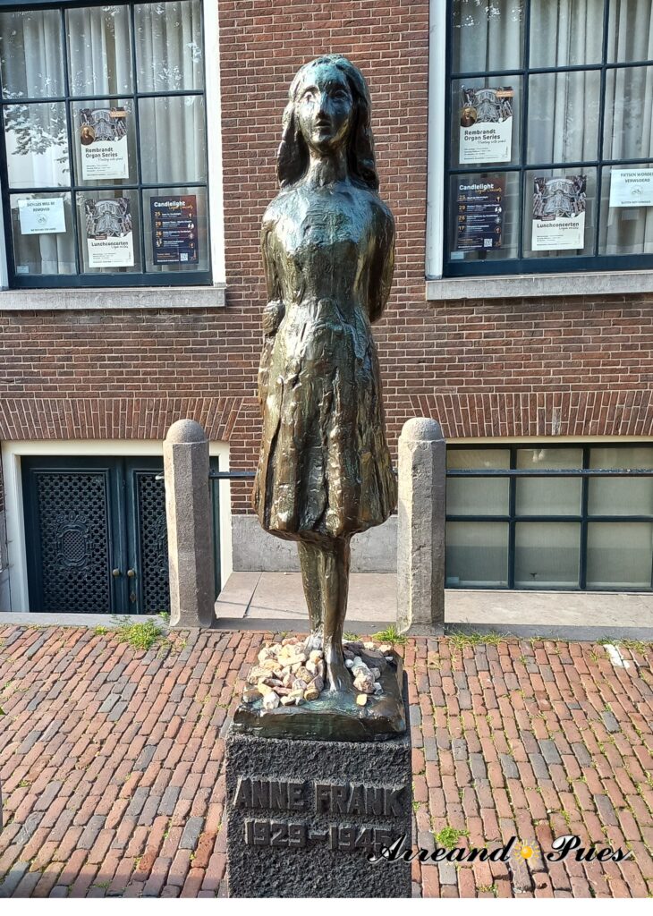  Qué ver en Ámsterdam en un día: La Mejor Ruta. Estatua de Ana Frank en el barrio de Jordaam.
