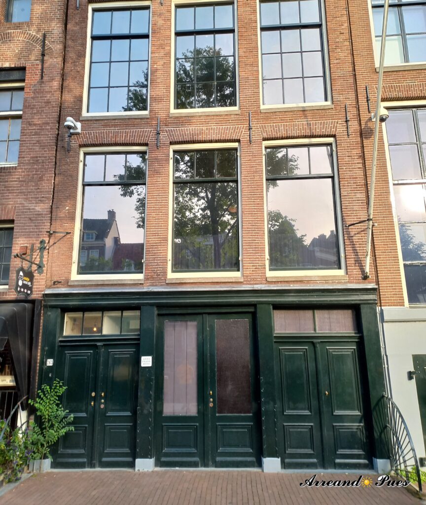 Al Museo de Ana Frank se entra por un edificio contiguo al de Ana Frank.
