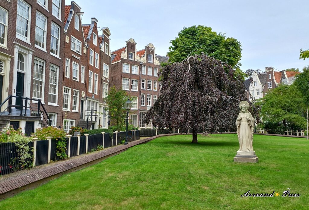 Qué ver en Ámsterdam en un día: La Mejor Ruta. Jardines de Begijnhof, se pueden visitar por las tardes de 13 a 16 horas