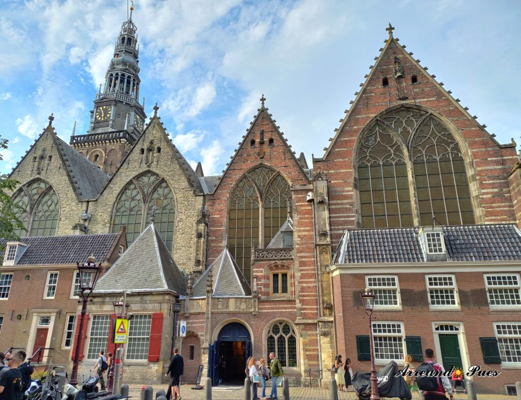 Oude Kerk, es uno de los edificios mas antiguos de Ámsterdam, se ubica en pleno Barrio Rojo.