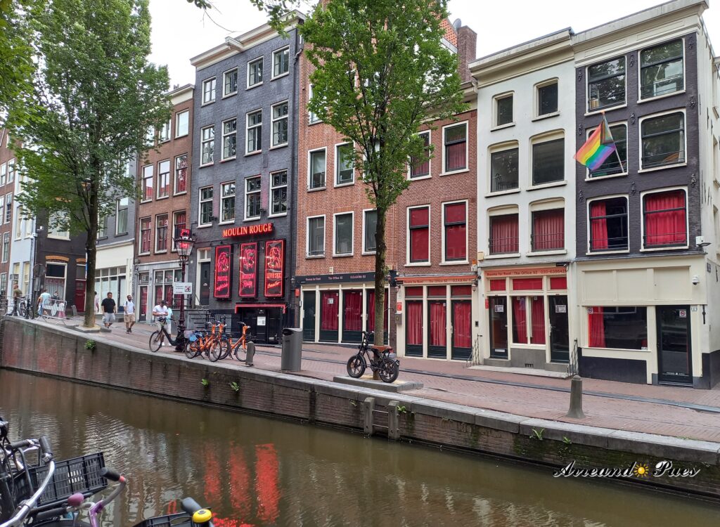 Barrio Rojo es un lugar imprescindible en qué ver en Ámsterdam en un día: La Mejor Ruta.