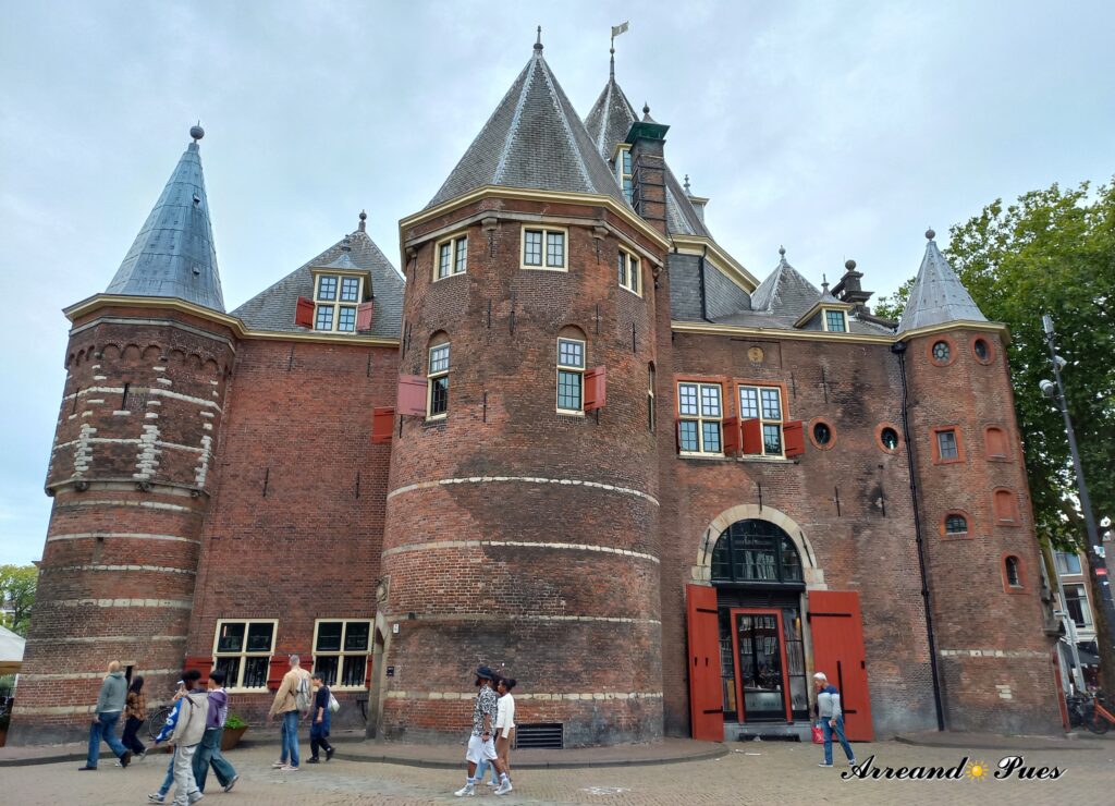  Qué ver en Ámsterdam en un día: La Mejor Ruta. Plaza Nieuwmarkt, en la antiguedad era una de las puertas de entrada a Ámsterdam