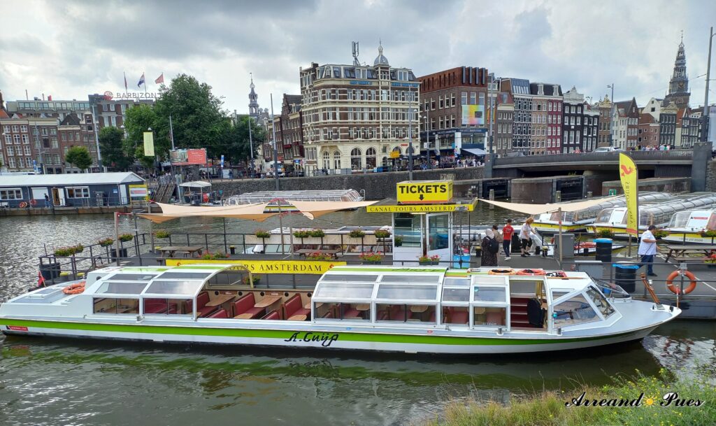 Canal Dam, canal que lleva el mismo nombre que la principal avenida que nos lleva hasta la Plaza Dam, el corazón de Ámsterdam.