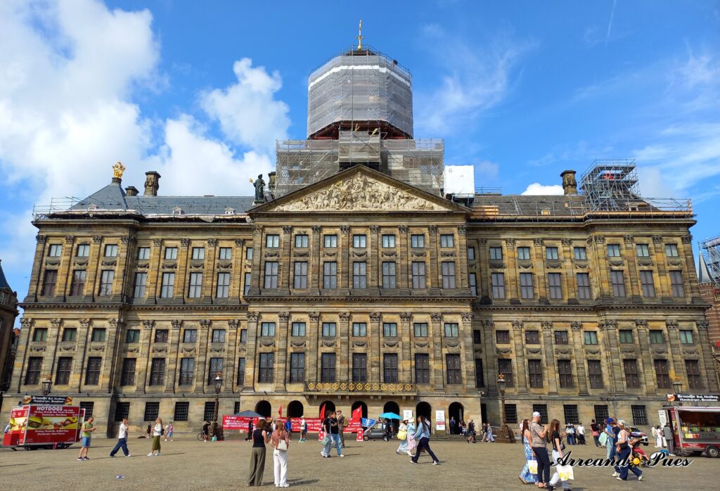 Palacio Real Koninklijk Paleis, se puede visitar todos los días, salvo las fechas de visitas oficiales de la Familia Real Holandesa. 