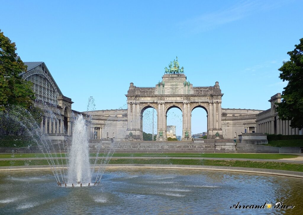 Parque del Cincuentenario, tiene un Arco del Triunfo. En el Barrio Europeo.