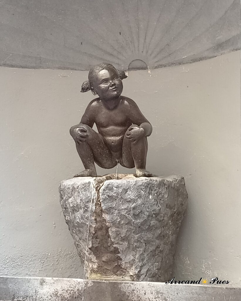 Jeanneke Pis. Versión Femenina meona. Qué ver en Bruselas en un día: Los Mejores Lugares. Arreando Pues