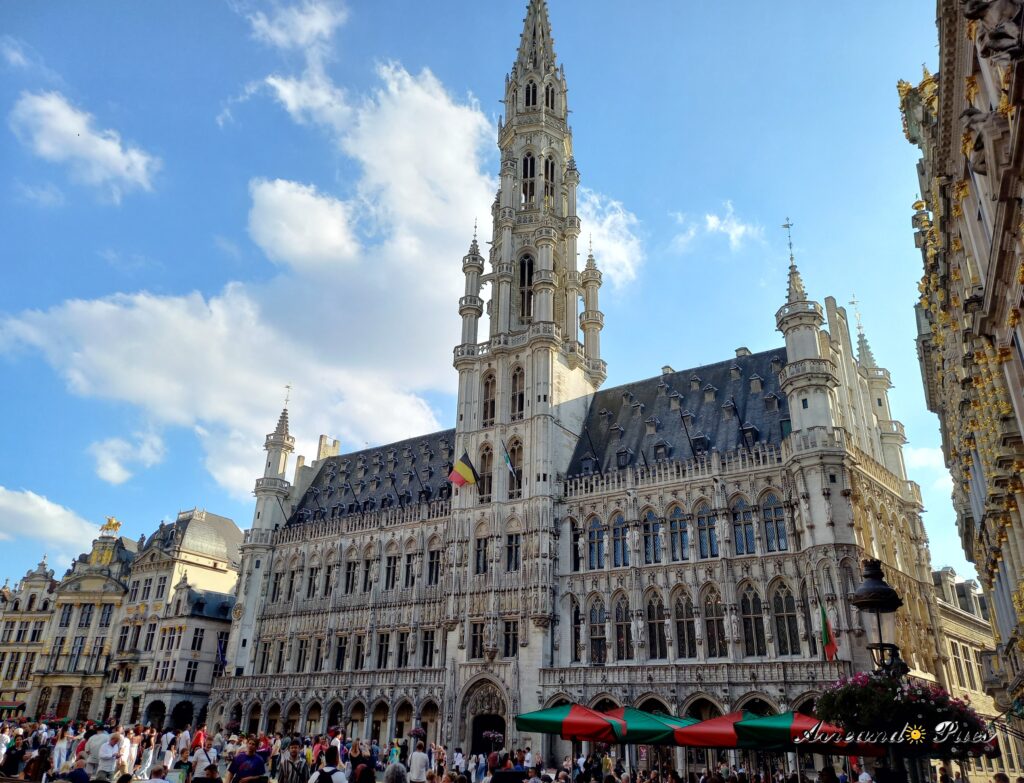 Qué ver en Bruselas en un día: Los Mejores Lugares. El Ayuntamiento es del Siglo XV, la fachada no es simétrica. Arreando Pues. 